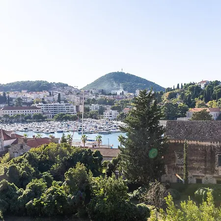 Hariett Πανσιόν 3*